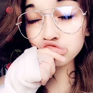 Meet your Posher, Elexiss